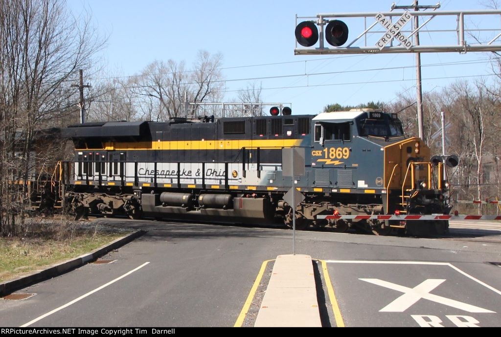 CSX 1869 leads I032